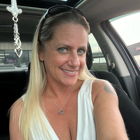 Meet your Posher, Julie - Picture 1 of 1